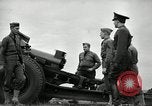 Image visiter agents latino-américain découvrez obusier 155 mm Fort Sill Oklahoma USA, 1942, de la seconde 55 séquences d'archives historiques vidéo 65675030493