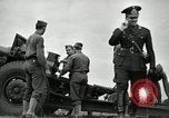 Image visiter agents latino-américain découvrez obusier 155 mm Fort Sill Oklahoma USA, 1942, de la seconde 57 séquences d'archives historiques vidéo 65675030493
