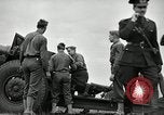 Image visiter agents latino-américain découvrez obusier 155 mm Fort Sill Oklahoma USA, 1942, de la seconde 58 séquences d'archives historiques vidéo 65675030493