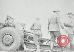 Image visiter agents latino-américain découvrez obusier 155 mm Fort Sill Oklahoma USA, 1942, de la seconde 60 séquences d'archives historiques vidéo 65675030493
