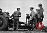 Image visiter agents latino-américain découvrez obusier 155 mm Fort Sill Oklahoma USA, 1942, de la seconde 62 séquences d'archives historiques vidéo 65675030493