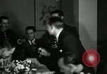 Immagine di Visita Latin American officer presso la cena negli USA United States USA, 1942, secondo 10 filmato di repertorio 65675030494
