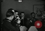 Immagine di Visita Latin American officer presso la cena negli USA United States USA, 1942, secondo 15 filmato di repertorio 65675030494