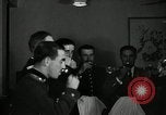Immagine di Visita Latin American officer presso la cena negli USA United States USA, 1942, secondo 16 filmato di repertorio 65675030494
