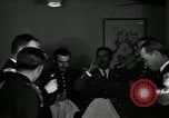 Immagine di Visita Latin American officer presso la cena negli USA United States USA, 1942, secondo 19 filmato di repertorio 65675030494