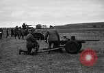 Immagine di Visita Latin American partecipare a sparo di 37mm pistole Fort Riley Kansas USA, 1942, secondo 3 filmato di repertorio 65675030495