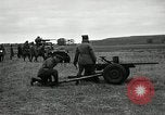 Immagine di Visita Latin American partecipare a sparo di 37mm pistole Fort Riley Kansas USA, 1942, secondo 4 filmato di repertorio 65675030495