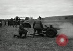Immagine di Visita Latin American partecipare a sparo di 37mm pistole Fort Riley Kansas USA, 1942, secondo 5 filmato di repertorio 65675030495