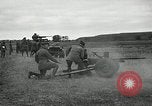 Immagine di Visita Latin American partecipare a sparo di 37mm pistole Fort Riley Kansas USA, 1942, secondo 6 filmato di repertorio 65675030495