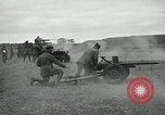 Immagine di Visita Latin American partecipare a sparo di 37mm pistole Fort Riley Kansas USA, 1942, secondo 7 filmato di repertorio 65675030495