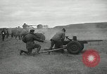 Immagine di Visita Latin American partecipare a sparo di 37mm pistole Fort Riley Kansas USA, 1942, secondo 8 filmato di repertorio 65675030495