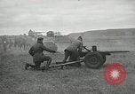 Immagine di Visita Latin American partecipare a sparo di 37mm pistole Fort Riley Kansas USA, 1942, secondo 9 filmato di repertorio 65675030495