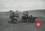 Immagine di Visita Latin American partecipare a sparo di 37mm pistole Fort Riley Kansas USA, 1942, secondo 10 filmato di repertorio 65675030495