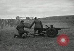 Immagine di Visita Latin American partecipare a sparo di 37mm pistole Fort Riley Kansas USA, 1942, secondo 11 filmato di repertorio 65675030495
