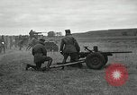 Immagine di Visita Latin American partecipare a sparo di 37mm pistole Fort Riley Kansas USA, 1942, secondo 12 filmato di repertorio 65675030495