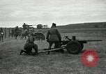 Immagine di Visita Latin American partecipare a sparo di 37mm pistole Fort Riley Kansas USA, 1942, secondo 13 filmato di repertorio 65675030495