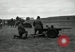 Immagine di Visita Latin American partecipare a sparo di 37mm pistole Fort Riley Kansas USA, 1942, secondo 14 filmato di repertorio 65675030495