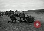Immagine di Visita Latin American partecipare a sparo di 37mm pistole Fort Riley Kansas USA, 1942, secondo 15 filmato di repertorio 65675030495