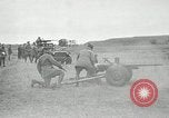 Immagine di Visita Latin American partecipare a sparo di 37mm pistole Fort Riley Kansas USA, 1942, secondo 16 filmato di repertorio 65675030495