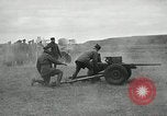 Immagine di Visita Latin American partecipare a sparo di 37mm pistole Fort Riley Kansas USA, 1942, secondo 17 filmato di repertorio 65675030495