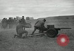 Immagine di Visita Latin American partecipare a sparo di 37mm pistole Fort Riley Kansas USA, 1942, secondo 18 filmato di repertorio 65675030495