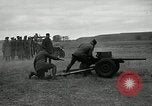 Immagine di Visita Latin American partecipare a sparo di 37mm pistole Fort Riley Kansas USA, 1942, secondo 19 filmato di repertorio 65675030495