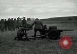 Immagine di Visita Latin American partecipare a sparo di 37mm pistole Fort Riley Kansas USA, 1942, secondo 20 filmato di repertorio 65675030495