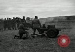 Immagine di Visita Latin American partecipare a sparo di 37mm pistole Fort Riley Kansas USA, 1942, secondo 21 filmato di repertorio 65675030495