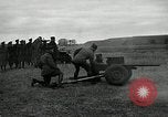 Immagine di Visita Latin American partecipare a sparo di 37mm pistole Fort Riley Kansas USA, 1942, secondo 22 filmato di repertorio 65675030495