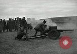 Immagine di Visita Latin American partecipare a sparo di 37mm pistole Fort Riley Kansas USA, 1942, secondo 23 filmato di repertorio 65675030495
