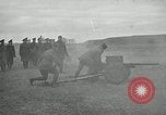 Immagine di Visita Latin American partecipare a sparo di 37mm pistole Fort Riley Kansas USA, 1942, secondo 24 filmato di repertorio 65675030495