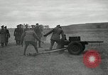 Immagine di Visita Latin American partecipare a sparo di 37mm pistole Fort Riley Kansas USA, 1942, secondo 25 filmato di repertorio 65675030495