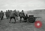 Immagine di Visita Latin American partecipare a sparo di 37mm pistole Fort Riley Kansas USA, 1942, secondo 26 filmato di repertorio 65675030495