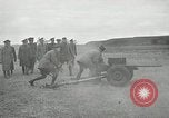 Immagine di Visita Latin American partecipare a sparo di 37mm pistole Fort Riley Kansas USA, 1942, secondo 28 filmato di repertorio 65675030495
