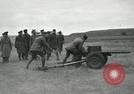 Immagine di Visita Latin American partecipare a sparo di 37mm pistole Fort Riley Kansas USA, 1942, secondo 29 filmato di repertorio 65675030495