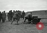 Immagine di Visita Latin American partecipare a sparo di 37mm pistole Fort Riley Kansas USA, 1942, secondo 30 filmato di repertorio 65675030495