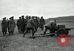 Immagine di Visita Latin American partecipare a sparo di 37mm pistole Fort Riley Kansas USA, 1942, secondo 31 filmato di repertorio 65675030495
