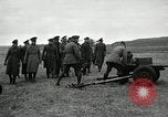 Immagine di Visita Latin American partecipare a sparo di 37mm pistole Fort Riley Kansas USA, 1942, secondo 32 filmato di repertorio 65675030495
