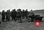 Immagine di Visita Latin American partecipare a sparo di 37mm pistole Fort Riley Kansas USA, 1942, secondo 33 filmato di repertorio 65675030495