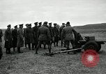 Immagine di Visita Latin American partecipare a sparo di 37mm pistole Fort Riley Kansas USA, 1942, secondo 34 filmato di repertorio 65675030495