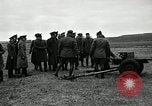 Immagine di Visita Latin American partecipare a sparo di 37mm pistole Fort Riley Kansas USA, 1942, secondo 35 filmato di repertorio 65675030495