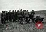 Immagine di Visita Latin American partecipare a sparo di 37mm pistole Fort Riley Kansas USA, 1942, secondo 37 filmato di repertorio 65675030495