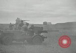 Immagine di Visita Latin American partecipare a sparo di 37mm pistole Fort Riley Kansas USA, 1942, secondo 60 filmato di repertorio 65675030495