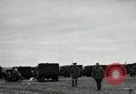 Image visiter agents latino-américaine à obtenir une expérience pratique avec le pistolet Fort Riley Kansas USA, 1942, de la seconde 3 séquences d'archives historiques vidéo 65675030496