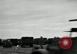 Image visiter agents latino-américaine à obtenir une expérience pratique avec le pistolet Fort Riley Kansas USA, 1942, de la seconde 4 séquences d'archives historiques vidéo 65675030496