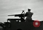 Image visiter agents latino-américaine à obtenir une expérience pratique avec le pistolet Fort Riley Kansas USA, 1942, de la seconde 6 séquences d'archives historiques vidéo 65675030496