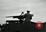 Image visiter agents latino-américaine à obtenir une expérience pratique avec le pistolet Fort Riley Kansas USA, 1942, de la seconde 7 séquences d'archives historiques vidéo 65675030496