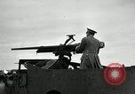Image visiter agents latino-américaine à obtenir une expérience pratique avec le pistolet Fort Riley Kansas USA, 1942, de la seconde 9 séquences d'archives historiques vidéo 65675030496