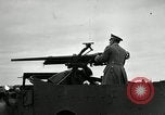 Image visiter agents latino-américaine à obtenir une expérience pratique avec le pistolet Fort Riley Kansas USA, 1942, de la seconde 10 séquences d'archives historiques vidéo 65675030496