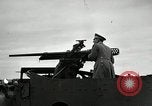 Image visiter agents latino-américaine à obtenir une expérience pratique avec le pistolet Fort Riley Kansas USA, 1942, de la seconde 11 séquences d'archives historiques vidéo 65675030496